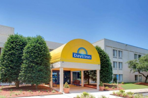 Days Inn by Wyndham Newport News City Center Oyster Point, Newport News